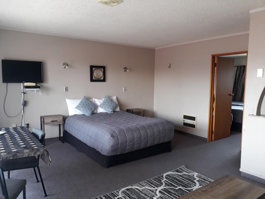 Aquarius Motor Inn