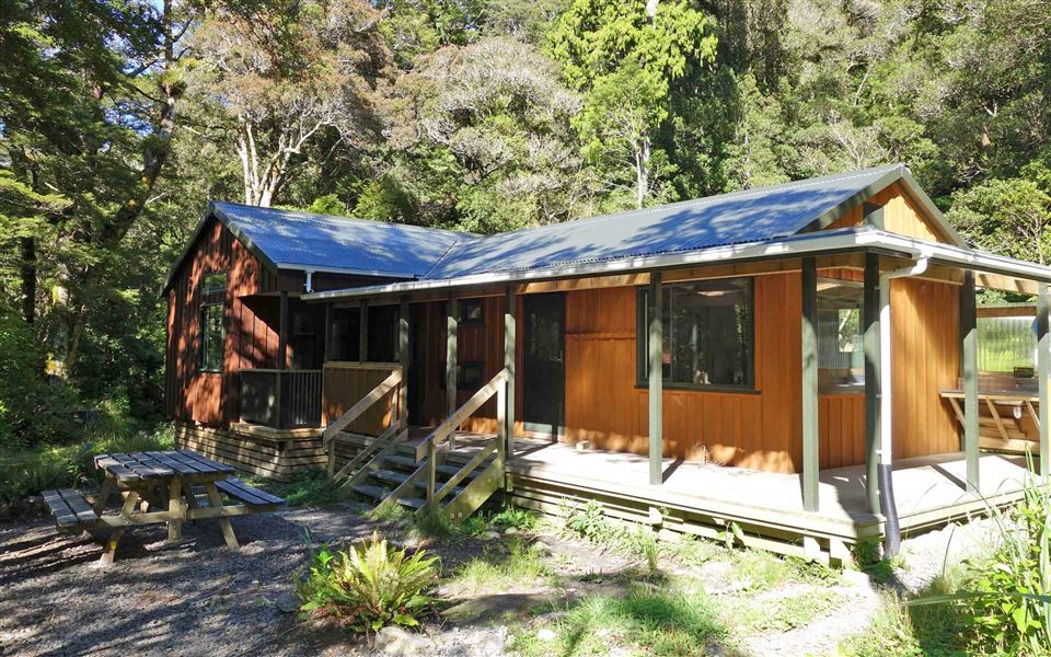 multi-day hikes north island