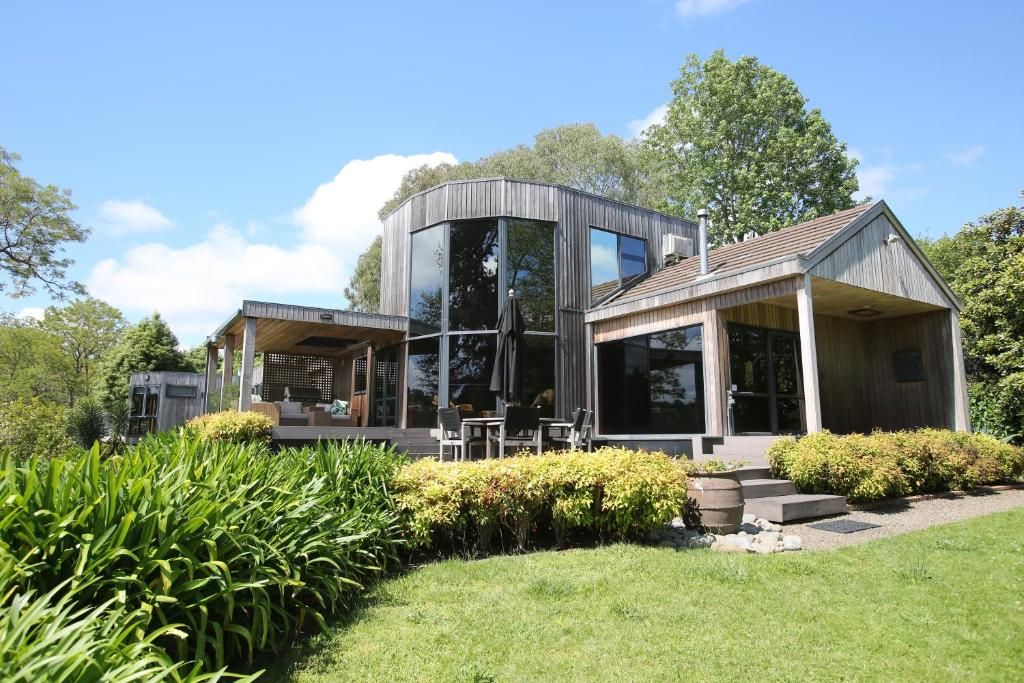 5 Best Luxury Accommodations in Hamilton ???? [2023]