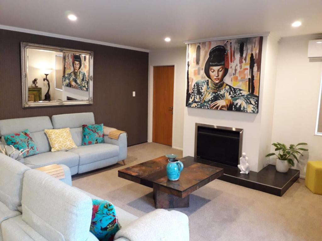 5 Best Luxury Accommodations in Hamilton ???? [2023]