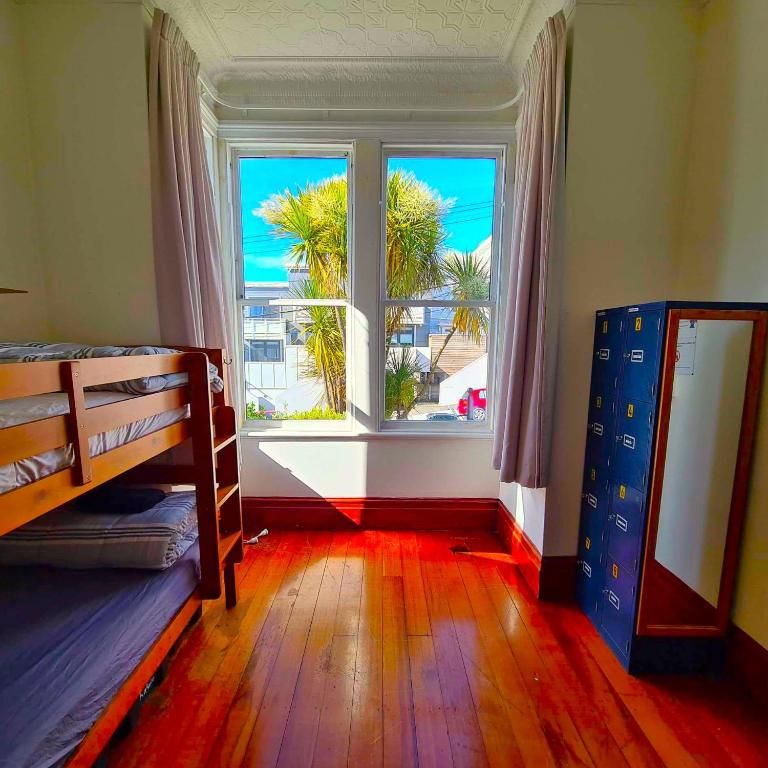 7 Best Backpacker Hostels in Wellington 🎒 [2025]