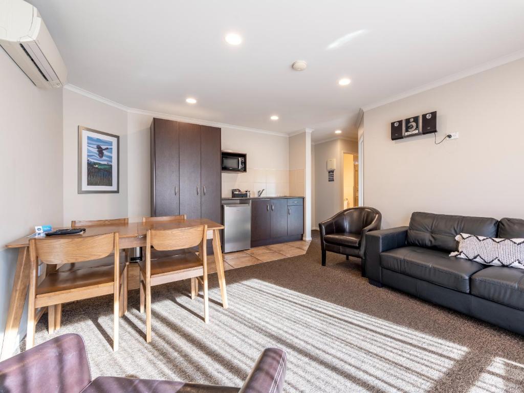 10 Best Self-Catering Accommodations in Taupo 🍽️ [2025]