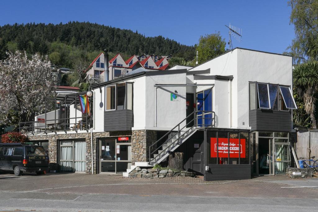 14 Best Backpacker Hostels in Queenstown 🏆 [2024]