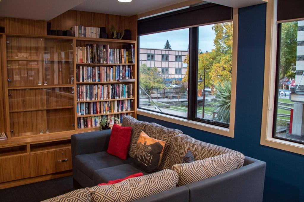 14 Best Backpacker Hostels in Queenstown 🏆 [2026]