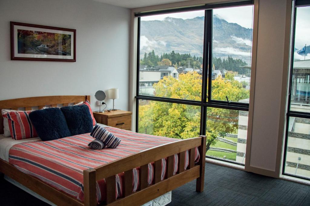 14 Best Backpacker Hostels in Queenstown 🏆 [2024]