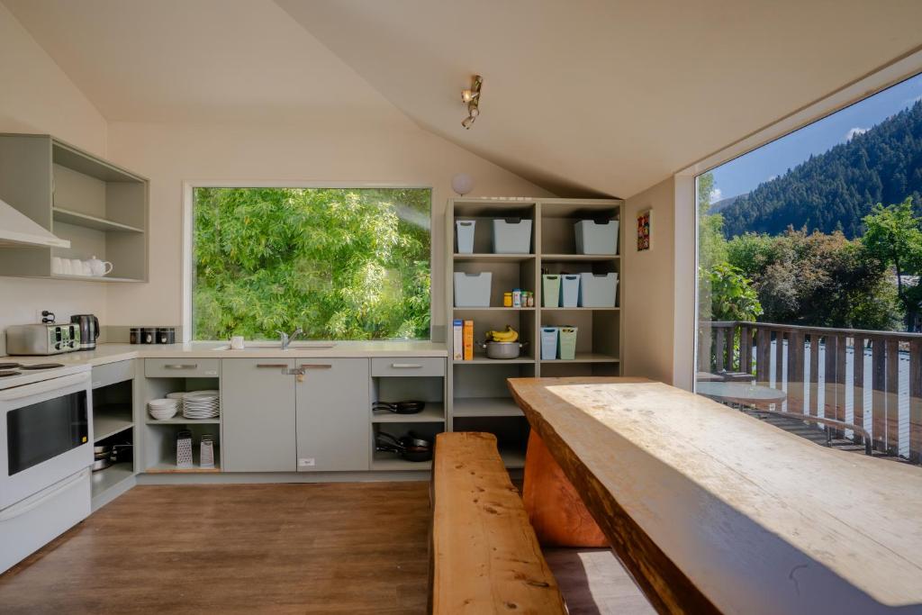 14 Best Backpacker Hostels in Queenstown 🏆 [2026]