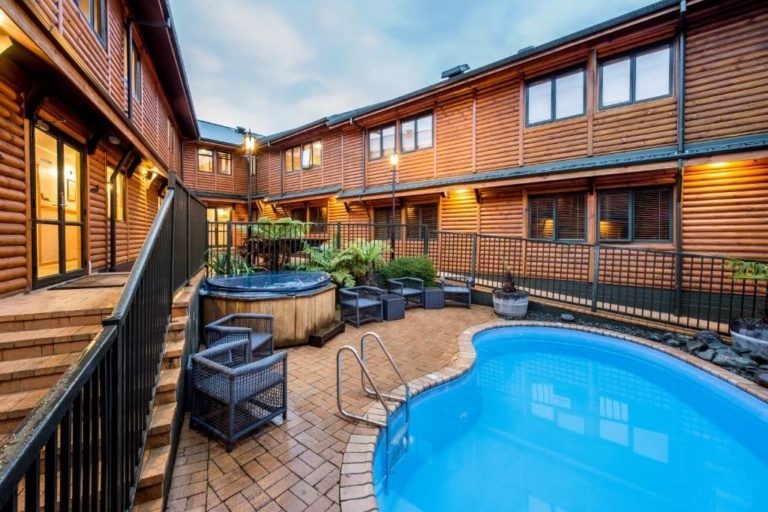 15 BEST Family Accommodations in Taupo 👶 [2025]